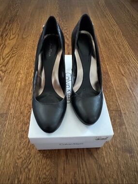 Calvin Klein Women's Black Leather Almond Toe Pumps - Lana Kidskin 7.5M